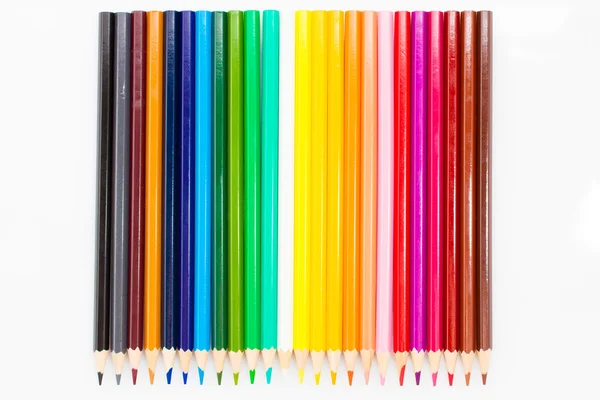 Crayons de couleur sur fond blanc gros plan — Photo