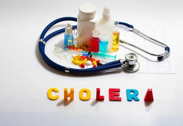 Діагноз - Холера. Медична концепція з таблетками, ін'єкціями, стетоскопом, кардіограмою та шприцом — стокове фото