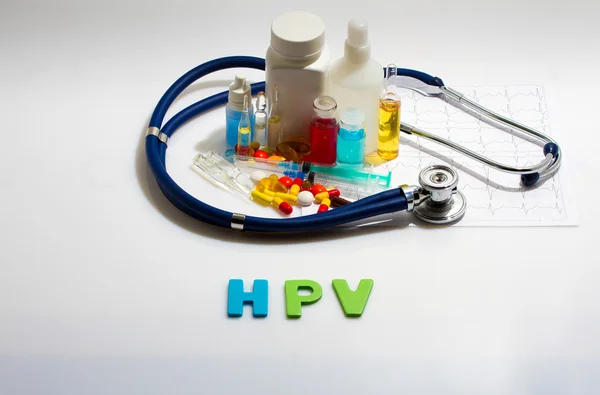 Diagnos - Hpv. medicinsk koncept med piller, injektion, stetoskop, elektrokardiogram och en spruta — Stockfoto