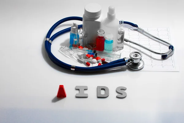Diagnóstico - SIDA. Concepto médico con píldoras, inyección, estetoscopio, cardiograma y jeringa — Foto de Stock