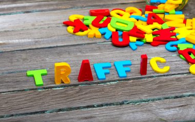 Ahşap arka plan üzerinde trafik metin