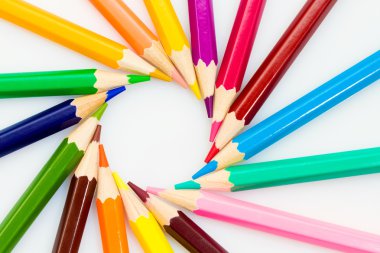 Beyaz zemin üzerinde birçok farklı renkli kalemler