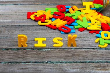Ahşap arka plan üzerinde risk metin