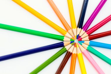 Beyaz zemin üzerinde birçok farklı renkli kalemler