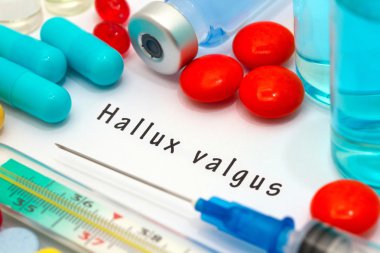 Halluks valgus - beyaz bir kağıt parçası üzerinde yazılı tanı. Şırınga ve uyuşturucu ile aşı
