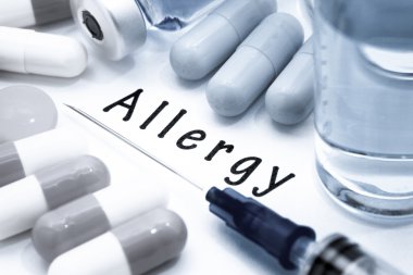 Anti - beyaz bir kağıt parçası üzerinde yazılı tanı. Şırınga ve uyuşturucu ile aşı.