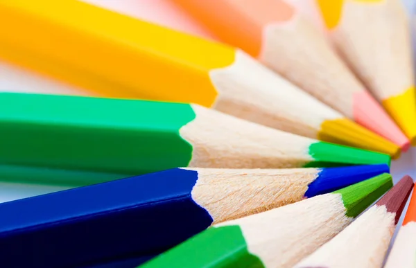 Multe creioane colorate diferite pe fundal alb — Fotografie, imagine de stoc