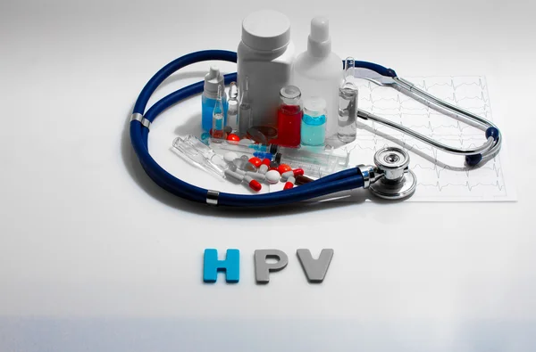Diagnóstico - VPH. Concepto médico con píldoras, inyección, estetoscopio, cardiograma y jeringa — Foto de Stock
