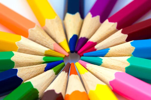 De nombreux crayons de couleur différents sur fond blanc — Photo