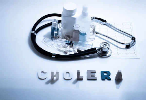 Діагноз - Холера. Медична концепція з таблетками, ін'єкціями, стетоскопом, кардіограмою та шприцом — стокове фото