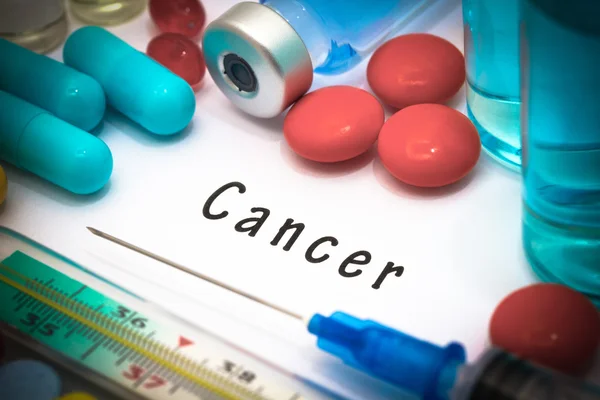 Rakovina - diagnózy napsáno na bílý list papíru. Stříkačka a vakcína s drogami — Stock fotografie