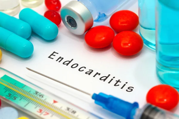 Endocarditis: diagnóstico escrito en un papel blanco. Jeringa y vacuna con medicamentos — Foto de Stock