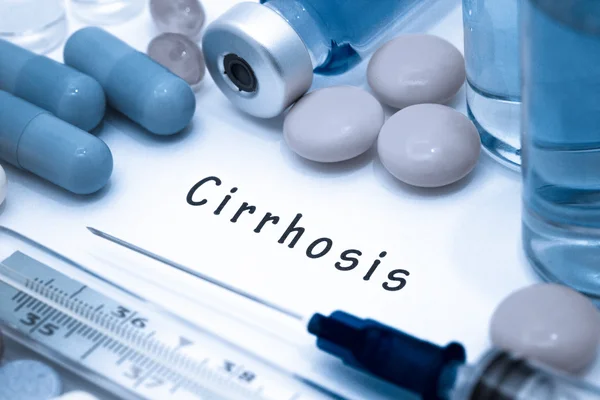 Cirrosis - diagnóstico escrito en un papel blanco. Jeringa y vacuna con medicamentos — Foto de Stock