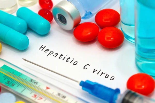 Hepatitis C - diagnose geschreven op een wit stuk papier. Spuit- en vaccinbank met drugs — Stockfoto