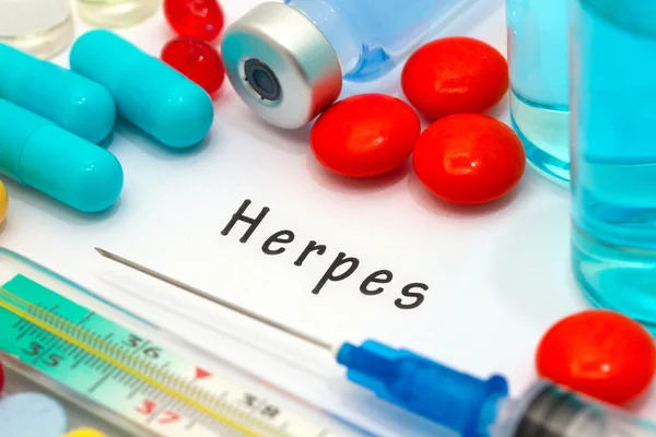 Herpes - diagnóstico escrito em um pedaço de papel branco. Seringa e vacina com medicamentos — Fotografia de Stock