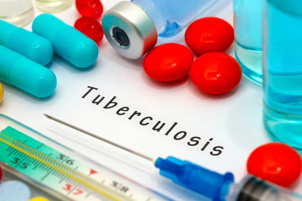 Tuberculosis - diagnóstico escrito en un papel blanco. Jeringa y vacuna con medicamentos — Foto de Stock