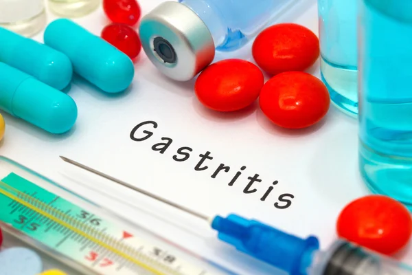 Gastritis - diagnóstico escrito en un papel blanco. Jeringa y vacuna con medicamentos — Foto de Stock