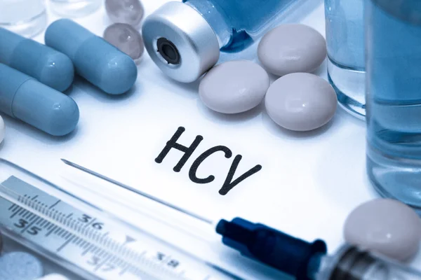 HCV - beyaz bir kağıt parçası üzerinde yazılı tanı. Şırınga ve uyuşturucu ile aşı.