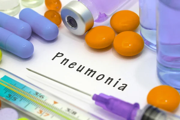 Pneumonia - diagnóstico escrito em um pedaço de papel branco. Seringa e vacina com medicamentos — Fotografia de Stock