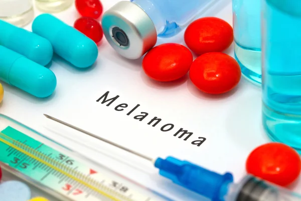 Melanoma: diagnóstico escrito en un papel blanco. Jeringa y vacuna con medicamentos — Foto de Stock