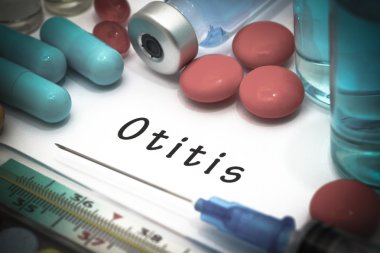 Otitis - beyaz bir kağıt parçası üzerinde yazılı tanı. Şırınga ve uyuşturucu ile aşı.