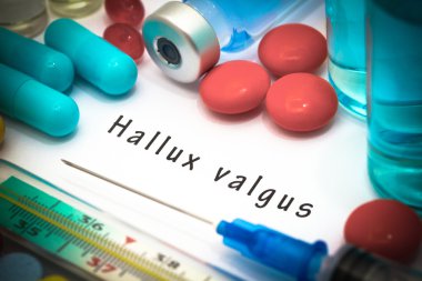 Halluks valgus - beyaz bir kağıt parçası üzerinde yazılı tanı. Şırınga ve uyuşturucu ile aşı