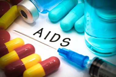 AIDS - beyaz bir kağıt parçası üzerinde yazılı tanı