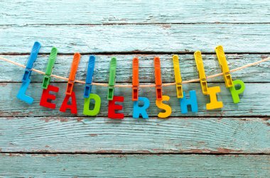 Word moda ahşap arka plan arkasında bir ip üzerinde clothespins tutturmak