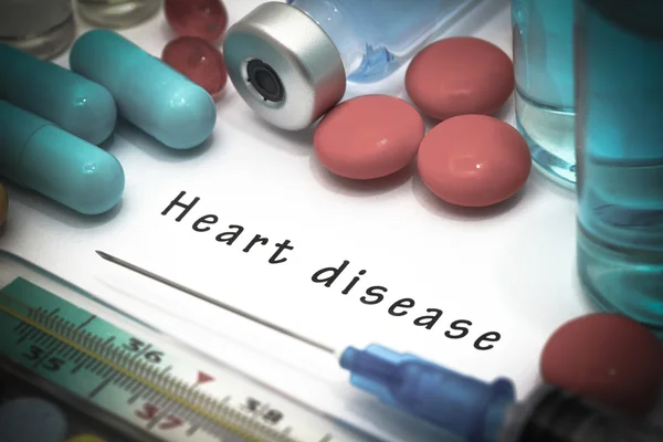 Boala cardiacă - diagnostic scris pe o bucată albă de hârtie — Fotografie, imagine de stoc