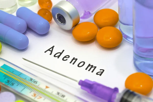 Adenoma - diagnóstico escrito en un papel blanco — Foto de Stock