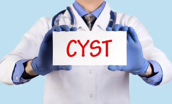 Arts houdt een kaart met de naam van de diagnose-cyste — Stockfoto