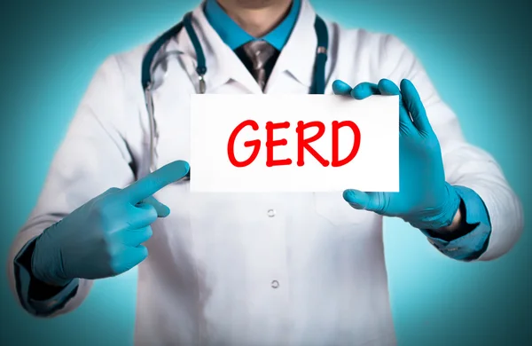 El médico guarda una tarjeta con el nombre del diagnóstico - gerd — Foto de Stock