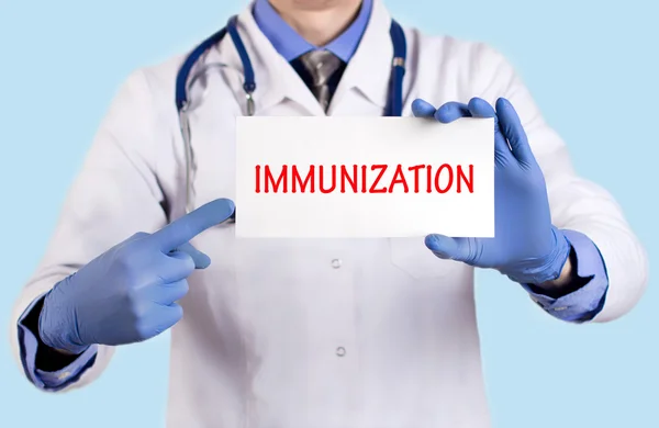 O doutor guarda um cartão com o nome do diagnóstico - imunização — Fotografia de Stock