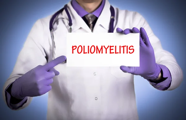 Lekarz utrzymuje kartę z nazwą diagnozy-poliomyelitis — Zdjęcie stockowe