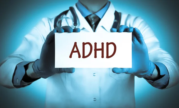 Orvos tartja a kártyát a neve a diagnózis-ADHD — Stock Fotó