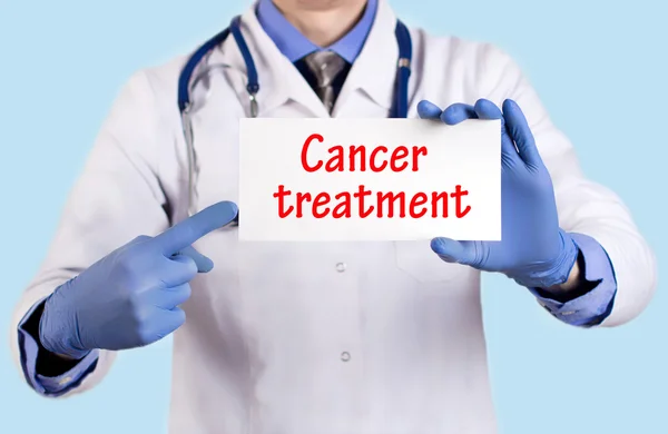 Γιατρός κρατά μια κάρτα με το όνομα του στη διάγνωση - θεραπεία του καρκίνου — Φωτογραφία Αρχείου