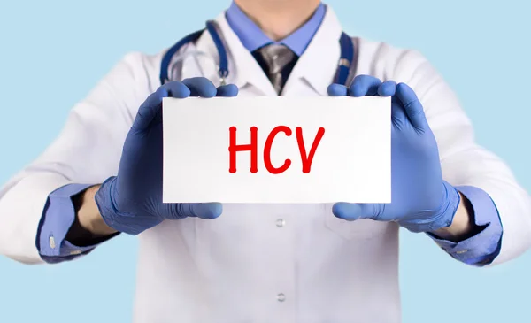 Лікар зберігає карту з назвою діагнозу - hcv — стокове фото