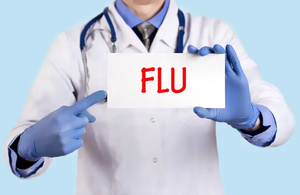 O doutor guarda um cartão com o nome do diagnóstico - gripe — Fotografia de Stock