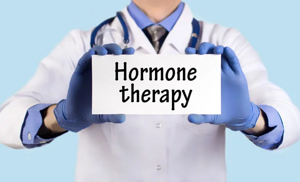 Arzt führt eine Karte mit dem Namen der Diagnose - Hormontherapie — Stockfoto