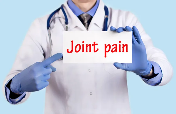 Ο γιατρός κρατά μια κάρτα με το όνομα της διάγνωσης-πόνος στις αρθρώσεις — Φωτογραφία Αρχείου