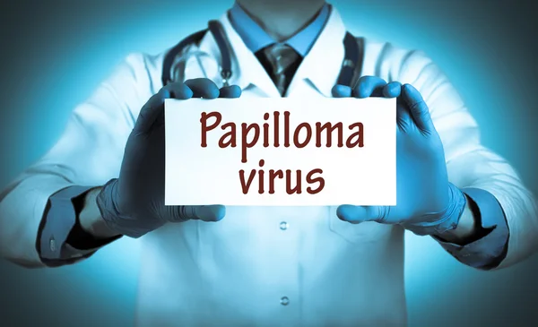 Läkaren håller ett kort med namnet på diagnosen - papillomavirus — Stockfoto