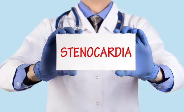 El médico guarda una tarjeta con el nombre del diagnóstico - estenocardia — Foto de Stock