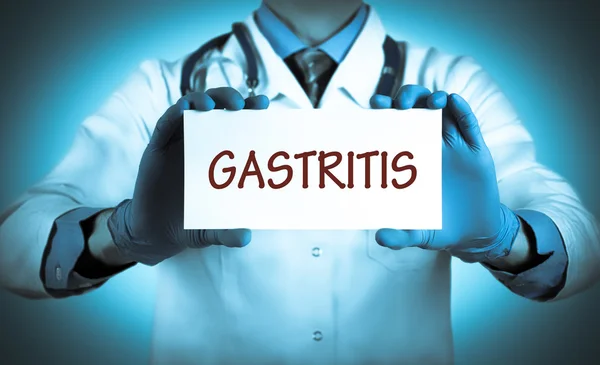 Arzt führt eine Karte mit dem Namen der Diagnose Gastritis — Stockfoto