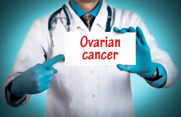 El médico guarda una tarjeta con el nombre del diagnóstico: cáncer de ovario — Foto de Stock