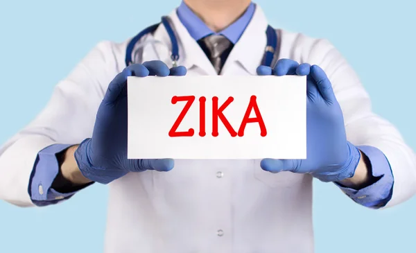 Γιατρός κρατά μια κάρτα με το όνομα της η διάγνωση της-Ζήκα — Φωτογραφία Αρχείου