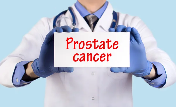 Le médecin conserve une carte avec le nom du diagnostic cancer de la prostate — Photo