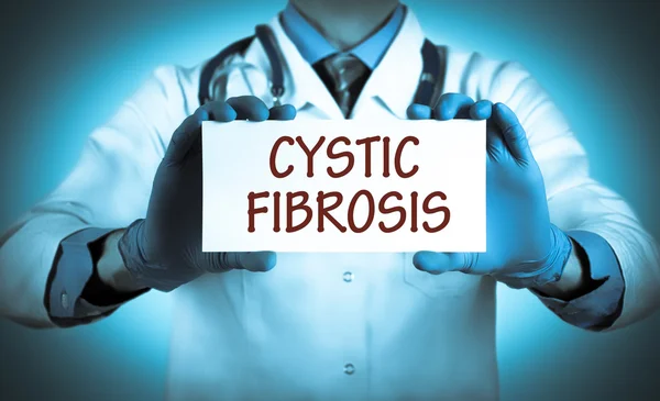 El médico guarda una tarjeta con el nombre del diagnóstico - fibrosis quística — Foto de Stock