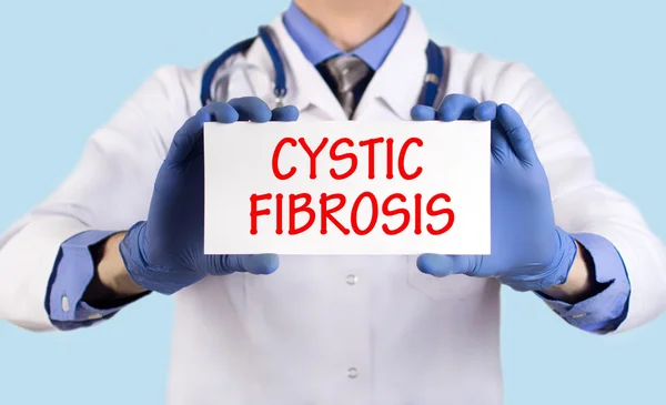 El médico guarda una tarjeta con el nombre del diagnóstico - fibrosis quística — Foto de Stock
