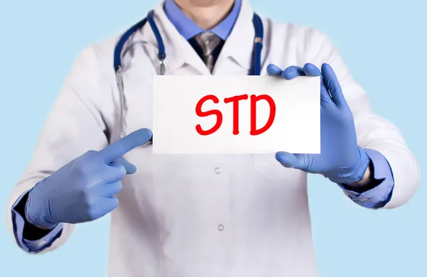 Лікар зберігає картку з назвою діагнозу - std — стокове фото
