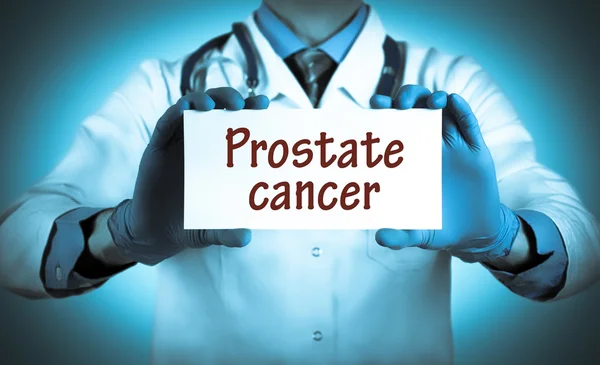 Le médecin conserve une carte avec le nom du diagnostic cancer de la prostate — Photo